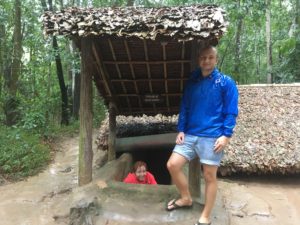 Po 100 m v Cu Chi tunelu