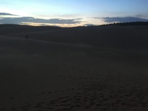 Soumrak nad písečnými dunami za městem 